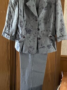 Perceptions Women's Two-Piece Floral Jacquard Pantsuit in Slate Blue